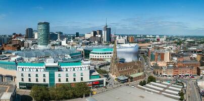 se av de horisont av birmingham, Storbritannien Inklusive de kyrka av st Martin foto