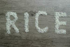 ris, ris korn form ris text på de trä- bakgrund foto