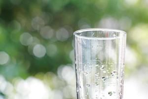 glas dricksvatten på bordsbakgrund foto