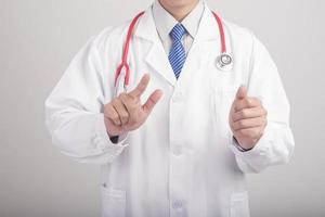 medicin läkare handen håller stetoskop och arbetar med moderna medicinska ikoner foto