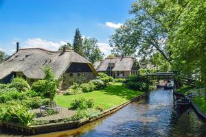 giethoorn hus och utsikt över kanalen foto