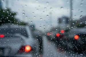 förare i trafik på en molnig dag dålig väder, de begrepp av förebyggande olyckor från använder sig av bil använder sig av väg i de regnig säsong. foto