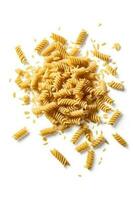 faller rå fusilli okokt italiensk pasta. foto