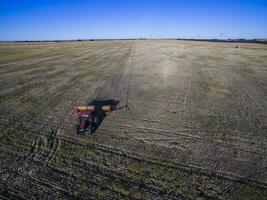 traktor y MAQUINARIA agricola , sembrando, la pampa, argentina foto