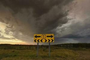 stormig himmel på grund av till regn i de argentine landsbygden, la pampa provins, patagonien, argentina. foto