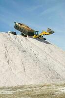 lastbilar avlastning rå salt bulk, saliner grandes de hidalgo, la pampa, patagonien, argentina. foto