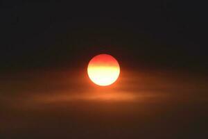 skön orange Sol på solnedgång foto