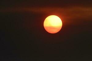 skön orange Sol på solnedgång foto