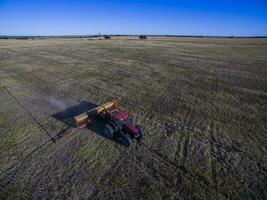 traktor y MAQUINARIA agricola , sembrando, la pampa, argentina foto