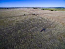 traktor y MAQUINARIA agricola , sembrando, la pampa, argentina foto