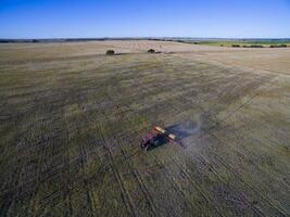 traktor y MAQUINARIA agricola , sembrando, la pampa, argentina foto