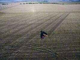 traktor y MAQUINARIA agricola , sembrando, la pampa, argentina foto