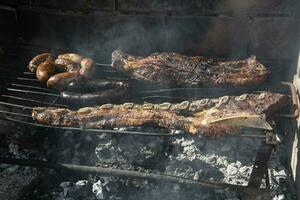 utegrill, grillad korvar och ko kött , traditionell argentine kök foto