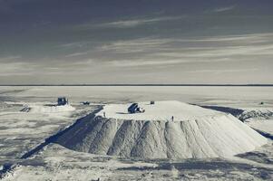 lastbilar avlastning rå salt bulk, saliner grandes de hidalgo, la pampa, argentina. foto