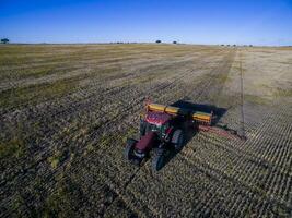 traktor y MAQUINARIA agricola , sembrando, la pampa, argentina foto