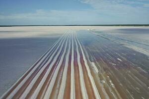 salt skörda i salt lagun mina, saliner grandes de hidalgo, la pampa, patagonien, argentina. foto