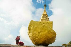 burmesiska munk göra en dyrkan till kyaukthanban pagod nära kyaiktiyo pagod i mån stat av myanmar. foto