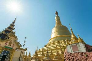 de shwemawdaw pagod de högsta stupa i myanmar belägen i de stadens centrum av bago. foto