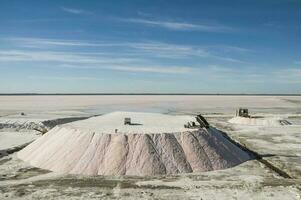 lastbilar avlastning rå salt bulk, saliner grandes de hidalgo, la pampa, argentina. foto