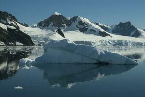 lemaire sund kust, bergen och isberg, antartika foto