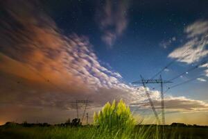 elektrisk linein natt landskap, la pampa provins, patagonien, argentina. foto