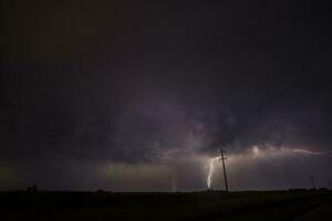 elektrisk storm i lantlig pampas landskap, la pampa provins, patagonien, argentina. foto