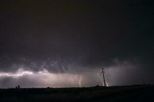 elektrisk storm i lantlig pampas landskap, la pampa provins, patagonien, argentina. foto