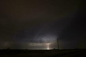 elektrisk storm i lantlig pampas landskap, la pampa provins, patagonien, argentina. foto