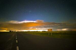 lantlig solnedgång pampas landskap, la pampa provins, patagonien, argentina foto