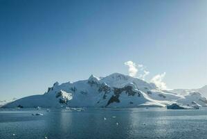 hav och bergen landskap i antarctica foto