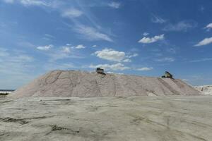 salt lagun beredd till extrahera rå salt, brytning industri i argentina foto