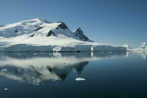 snöig bergen i solig dag, paraiso bukt, antartica. foto