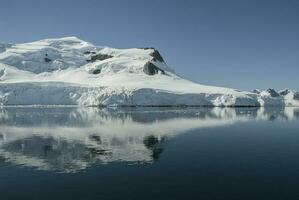 snöig bergen i solig dag, paraiso bukt, antartica. foto