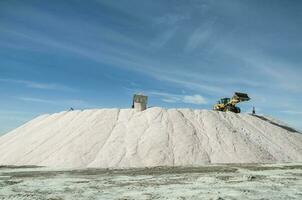 lastbilar avlastning rå salt bulk, saliner grandes de hidalgo, la pampa, argentina. foto