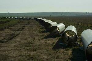 gas rörledning konstruktion, la pampa provins , patagonien, argentina. foto