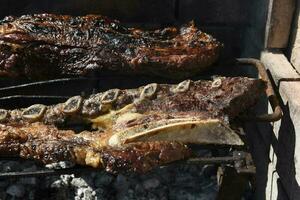 utegrill, grillad korvar och ko kött , traditionell argentine kök foto