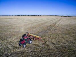 traktor och såmaskin, direkt sådd i de pampa, argentina foto