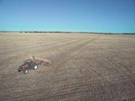traktor och såmaskin, direkt sådd i de pampa, argentina foto