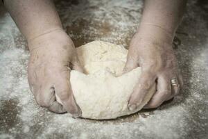 händer knådning deg för Gnocchi. foto