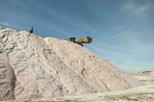 lastbilar avlastning rå salt bulk, saliner grandes de hidalgo, la pampa, argentina. foto