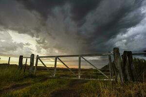 stormig himmel på grund av till regn i de argentine landsbygden, la pampa provins, patagonien, argentina. foto