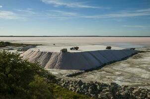 lastbilar avlastning rå salt bulk, saliner grandes de hidalgo, la pampa, patagonien, argentina. foto