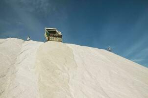 lastbilar avlastning rå salt bulk, saliner grandes de hidalgo, la pampa, patagonien, argentina. foto