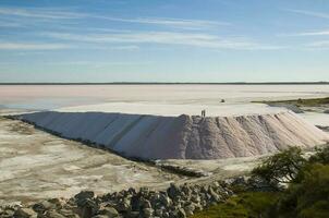 lastbilar avlastning rå salt bulk, saliner grandes de hidalgo, la pampa, patagonien, argentina. foto