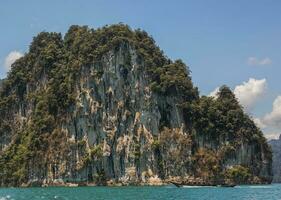 de skön sjö på tugga lan damm ratchaprapha damm, khao sok nationell parkera, thailand foto