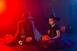 rolig flicka barn unge i halloween kostym foto