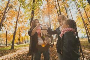 mor och mormor och dotter innehar domkraft russell terrier och spelar med den i höst utanför. sällskapsdjur och familj begrepp foto