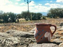 pulque en uppfriskande mexikansk dryck, smuttade under de himlens molnig omfamning foto