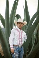 mexikansk cowboy, agave växter, natur skönhet, solglasögon, småbarn, fängslande landskap foto