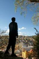 en man njuter de vibrerande stadsbild av guanajuato, Mexiko, omgiven förbi natur och ikoniska landmärken foto